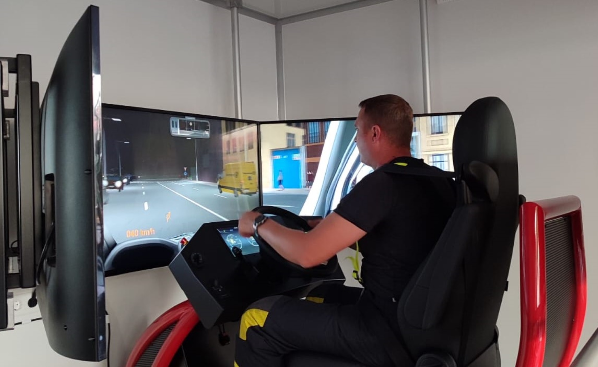 Der hochmoderne Simulator dient dem Fahrsicherheitstraining bei "Einsatzfahrten" trainiert werden.