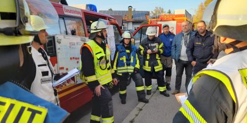 Besprechung Einsatzleitung - Einsatz Traunreut 8.11.