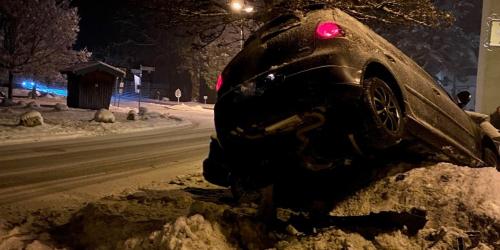 Autofahrer kommt mit seinem Pkw von Fahrbahn ab und prallt auf großen Stein