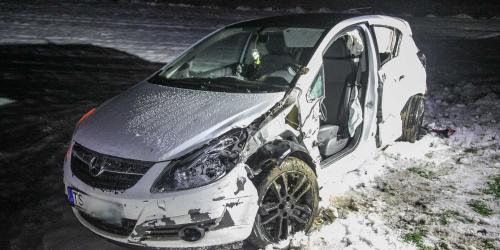 Weil er mit einen Opel Corsa mit Sommerreifen unterwegs war, kam ein 24-Jährigen mit seinem Pkw ins Schleudern und prallte gegen einen Kleintransporter. Der junge Mann musste von der Feuerwehr Erlstätt aus dem Wrack seines Fahrzeuges befreit werden.