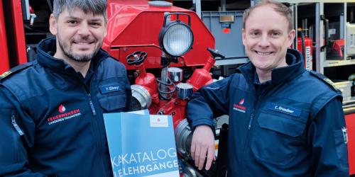 Kreisbrandrat Christof Grundner (rechts) und Florian Ettmayr, Fach-Kreisbrandmeister für die Ausbildung stellten den neuen Lehrgangskatalog 2023 vor.