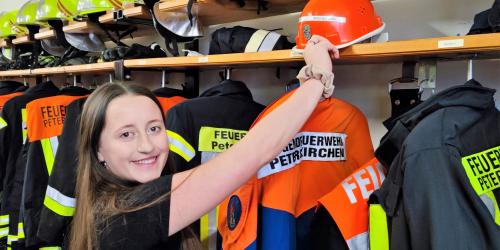 Die 17-jährige Antonia Stadler wechselt in wenigen Wochen von der Jugendgruppe in die Aktive Mannschaft der Feuerwehr Peterskirchen