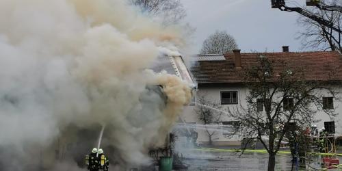 Ein Raub der Flammen wurde das Betriebsgebäude einer Schreinerei in Seeon bei einem Großbrand am Freitagvormittag, 31. März 2023.