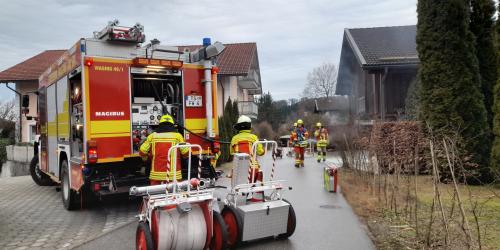 Glimpflicher Ausgang eines Garagenbrandes in Waging am Sonnblick. Ein Lagerregal und diverses Material war in Brand geraten und konnte schnell gelöscht werden.