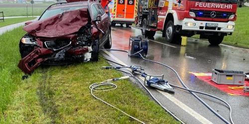 Feuerwehr Petting leistet technische Hilfe bei Frontalzusammenstoß