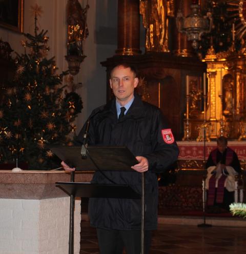 Kreisbrandrat Christof Grundner gedachte der Feuerwehrleute in der Ukraine, die im Einsatz getötet oder verletzt wurden, oder in Gefangenschaft gerieten.