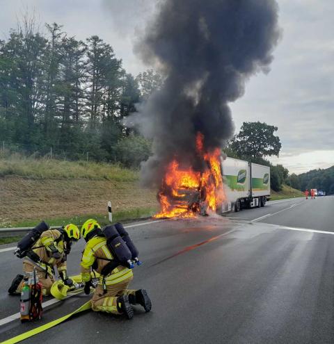 Wegen eines technischen Defekts geriet das Zugfahrzeug eines Lkw-Gespannes auf der Autobahn A 8 in Brand.