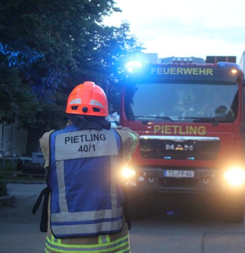 Fahrzeuge werden durch das Werksgelände zum Brandort gelotst.