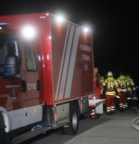 Die Aktiven der Feuerwehr Törring auf dem Weg zum Einsatz.                                                                                                        