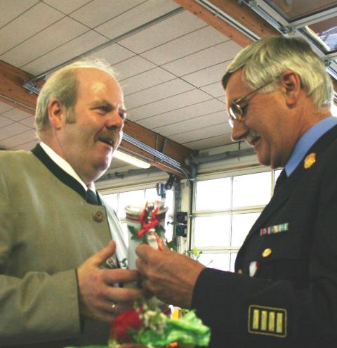 Hans Gnadl (rechts), 2008 amtierender Kreisbrandrat, würdigt Häusls Verdienste um die Feuerwehren und überreicht den Ehrenkrug des Kreisfeuerwehrverbandes Traunstein