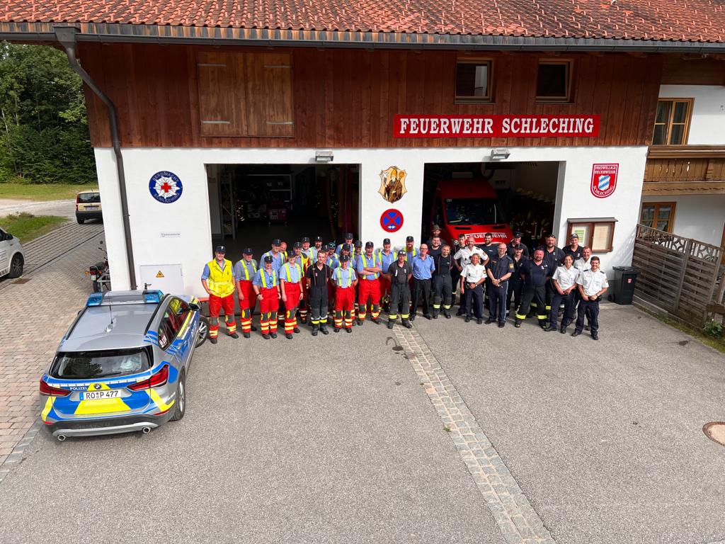 Beim Gautrachtenfest am vergangenen Sonntag in Schleching waren rund 80 Helferinnen und Helfer von Feuerwehr, Polizei und Sanitätsdienst im Einsatz. In der 1800 Einwohnergemeinde waren rund 5000 Festteilnehmer und 6000 Besucher zu Gast, was nicht nur die Einwohnerzahl versechsfacht hat, sondern auch die Rettungskräfte vor Herausforderungen stellte.