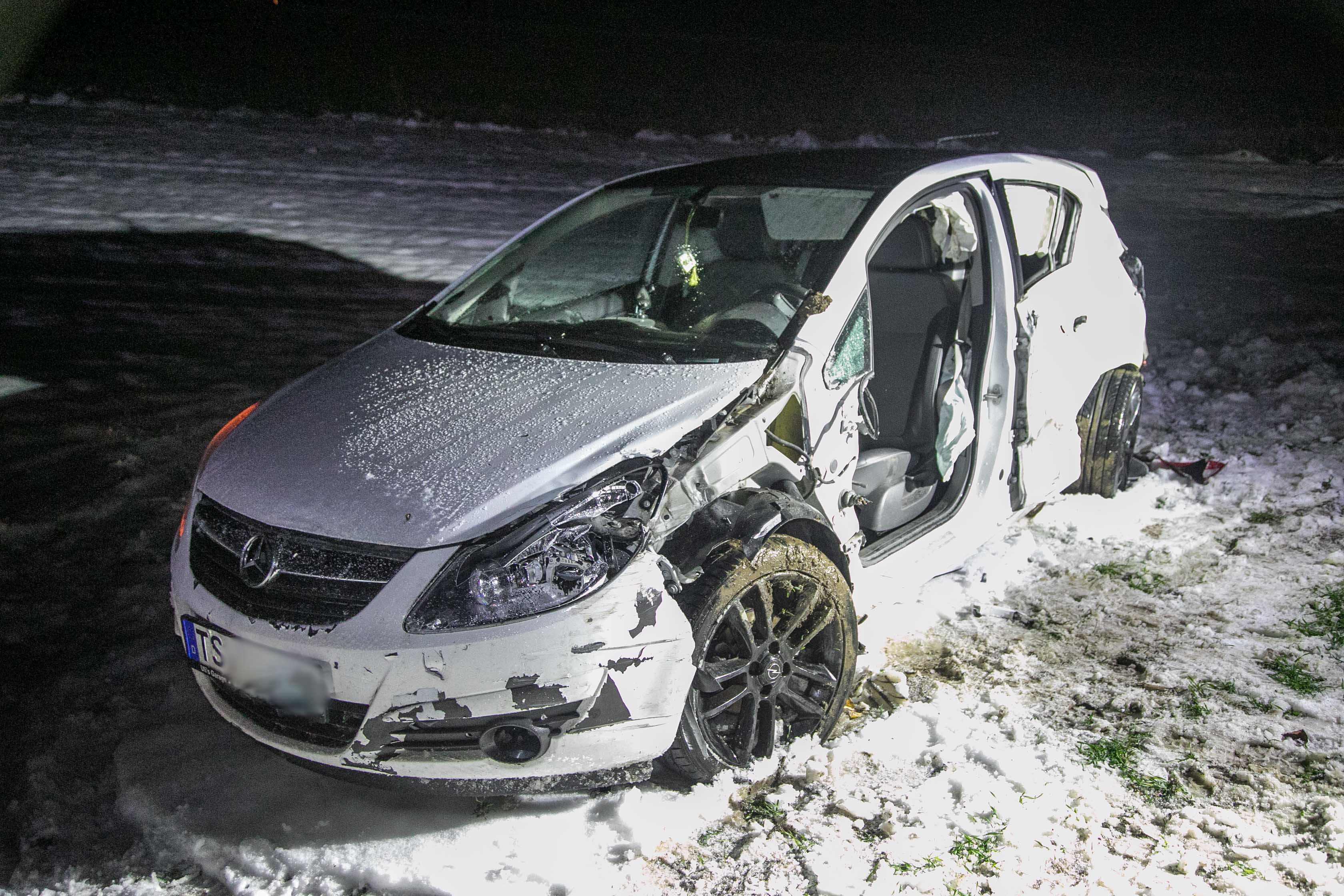 Weil er mit einen Opel Corsa mit Sommerreifen unterwegs war, kam ein 24-Jährigen mit seinem Pkw ins Schleudern und prallte gegen einen Kleintransporter. Der junge Mann musste von der Feuerwehr Erlstätt aus dem Wrack seines Fahrzeuges befreit werden.