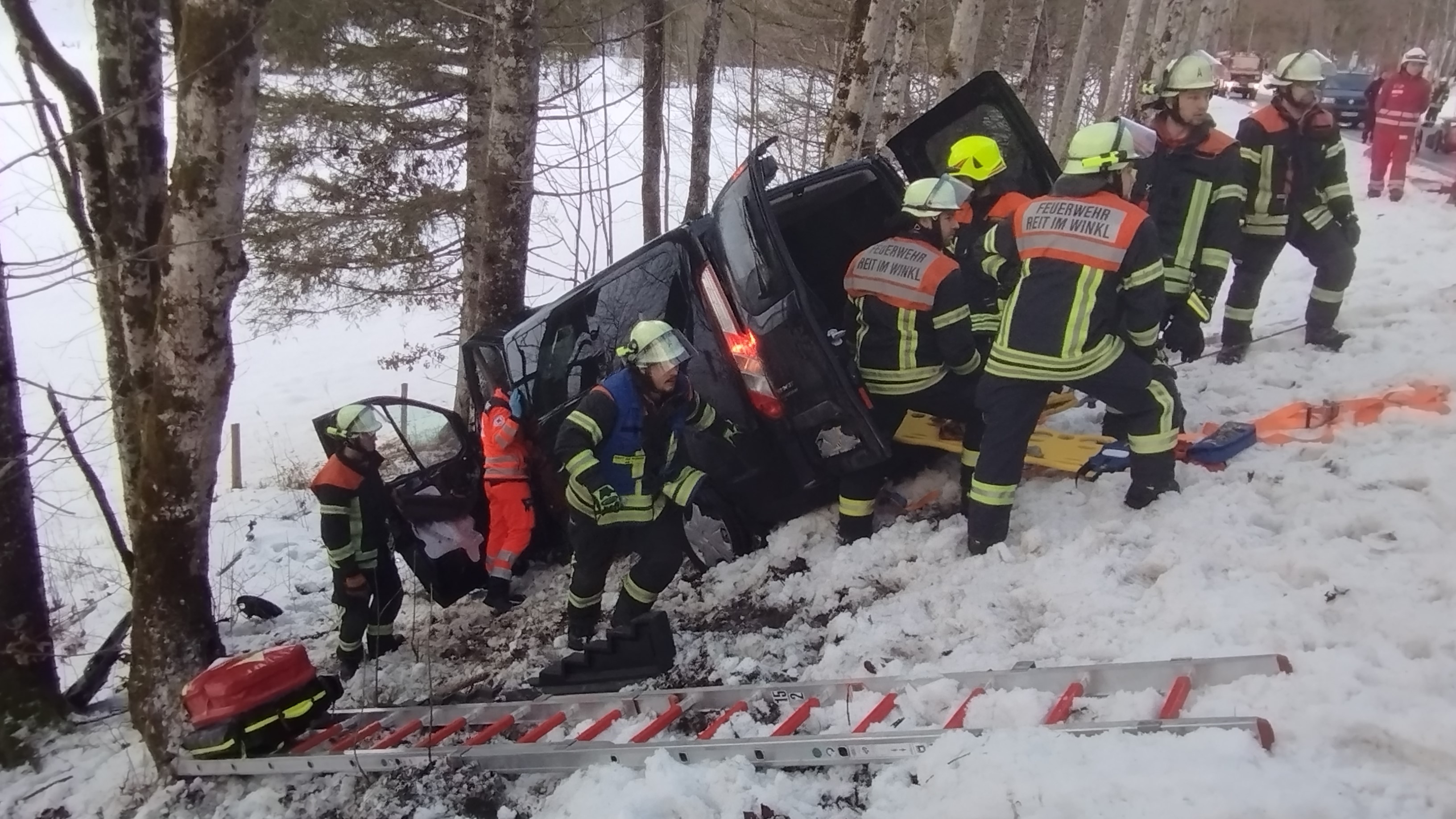 Bei einem schweren Verkehrsunfall auf der B 305 bei Seegatterl (Reit im Winkl) wurde eine 18-Jährige schwer verletzt und im verunfallten Fahrzeug eingeklemmt. Die Feuerwehren aus Reit im Winkl und Kössen retteten die junge Frau unter Einsatz von hydraulischen Rettungsgeräten aus dem Fahrzeug.