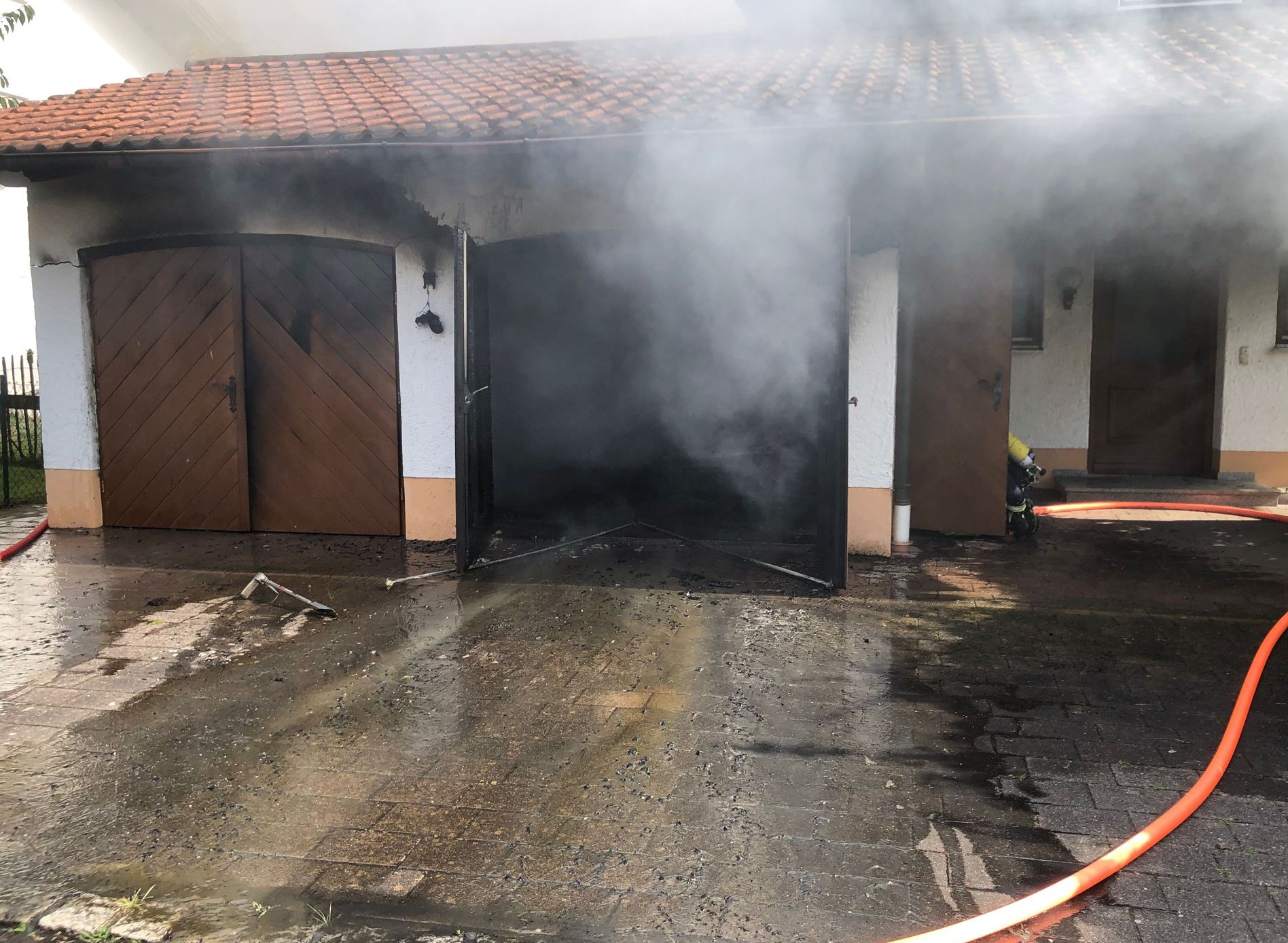 Beim Brand einer Garage in Offenham bei Engelsberg wurden ein Pkw und mehrere Motorräder zerstört. Ein Ausbreiten des Feuers auf das Wohnhaus konnte die Feuerwehr verhindern.