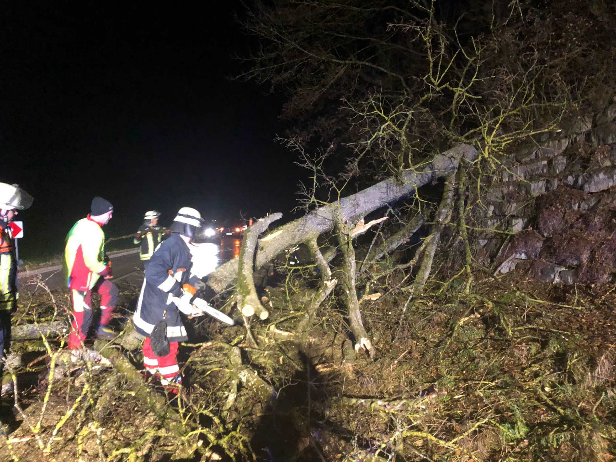 Mehr als 150 Einsätze hatten die Feuerwehren im Landkreis Traunstein in Folge des Sturms Zoltan zu bewältigen.