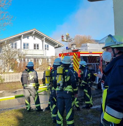 125 Einsatzkräfte vor Ort – Feuerwehr rettet das Wohnhaus – Rauchsäule weithin sichtbar