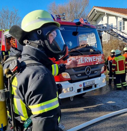 125 Einsatzkräfte vor Ort – Feuerwehr rettet das Wohnhaus – Rauchsäule weithin sichtbar