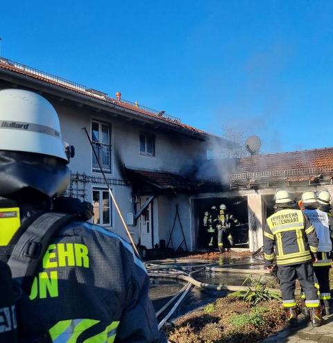 125 Einsatzkräfte vor Ort – Feuerwehr rettet das Wohnhaus – Rauchsäule weithin sichtbar