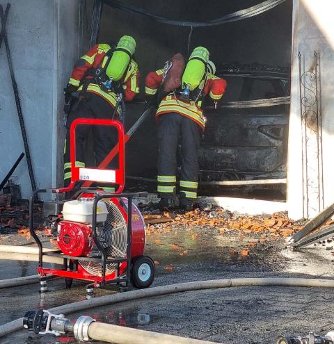 125 Einsatzkräfte vor Ort – Feuerwehr rettet das Wohnhaus – Rauchsäule weithin sichtbar