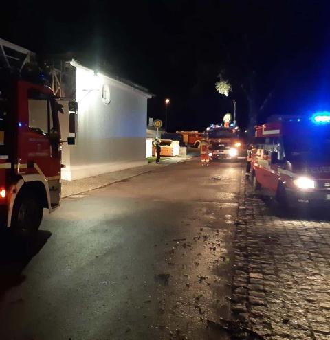 Feuerwehr löscht brennendes Grüngut