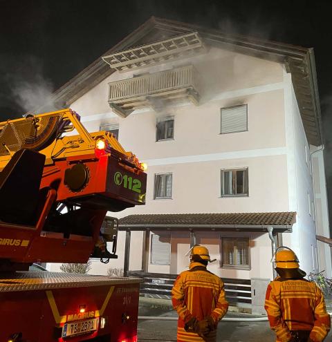 Feuerwehren bei Wohnungsbrand in Mehrparteienhaus gefordert