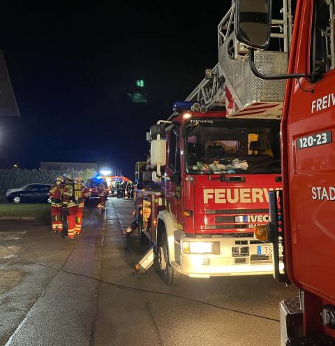 Feuerwehren bei Wohnungsbrand in Mehrparteienhaus gefordert