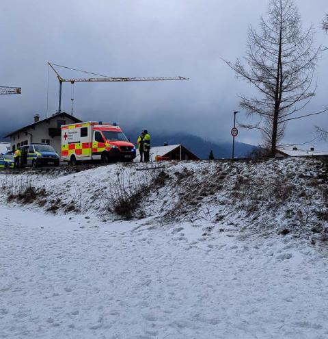 Vollbesetzter Reisebus verunglückt bei Inzell