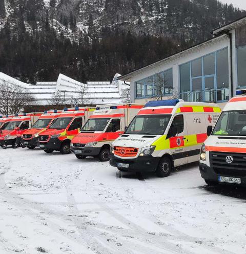 Vollbesetzter Reisebus verunglückt bei Inzell