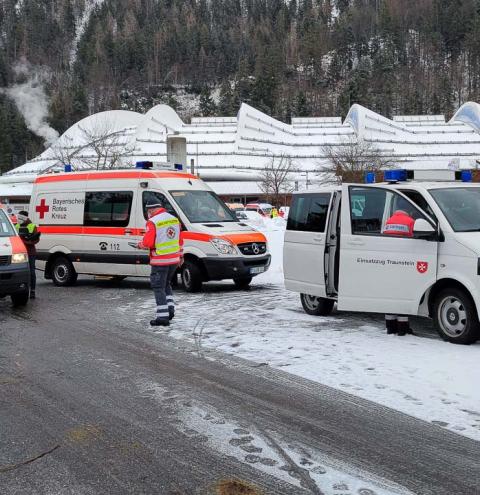 Vollbesetzter Reisebus verunglückt bei Inzell