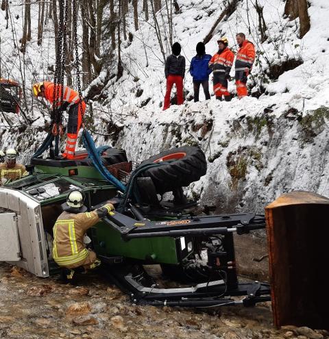 Technische Hilfeleistung durch Feuerwehr Bergen: Traktor stürzt in Bachbett