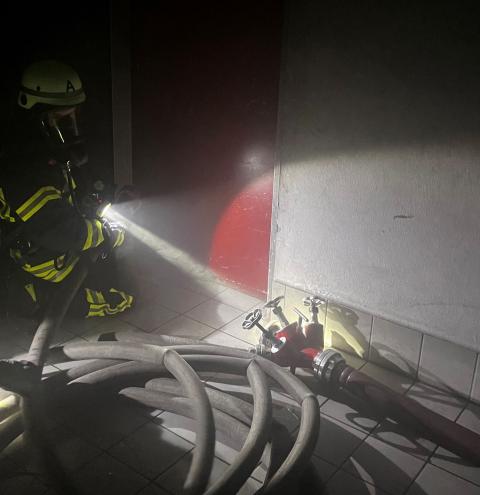 Ziemlich viel Kraft ist nötig, um den Wasserschlauch hinter sich her zu ziehen