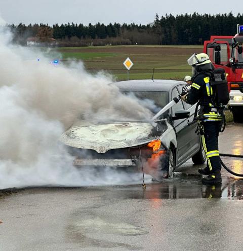 Fahrzeugbrand in Tacherting, Feuerwehr Engelsberg kam zu Hilfe