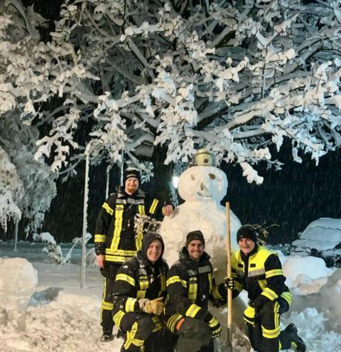 Tacherting - troz der vielen Einsätze blieb auch etwas Zeit dafür, einen Schneemann zu bauen