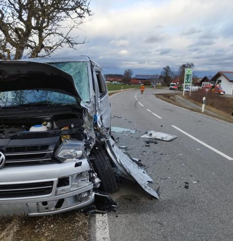 Bevor der Linienbus von der Straße abkam und in die Seitenwand des Feuerwehrgerätehaus prallte, touchierte er den silbernen VW-Kleinbus