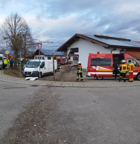 Nach dem Zusammenprall mit dem VW kam der Linienbus nach rechts von der Fahrbahn ab und fuhr geradewegs in das Gerätehaus der Feuerwehr Petting