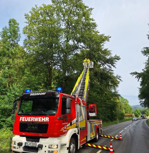 An der Bundesstraße 306 setzte die Feuerwehr Siegsdorf ihre Drehleiter ein, um Äste zu beseitigen, die drohten auf die Fahrbahn zu fallen 